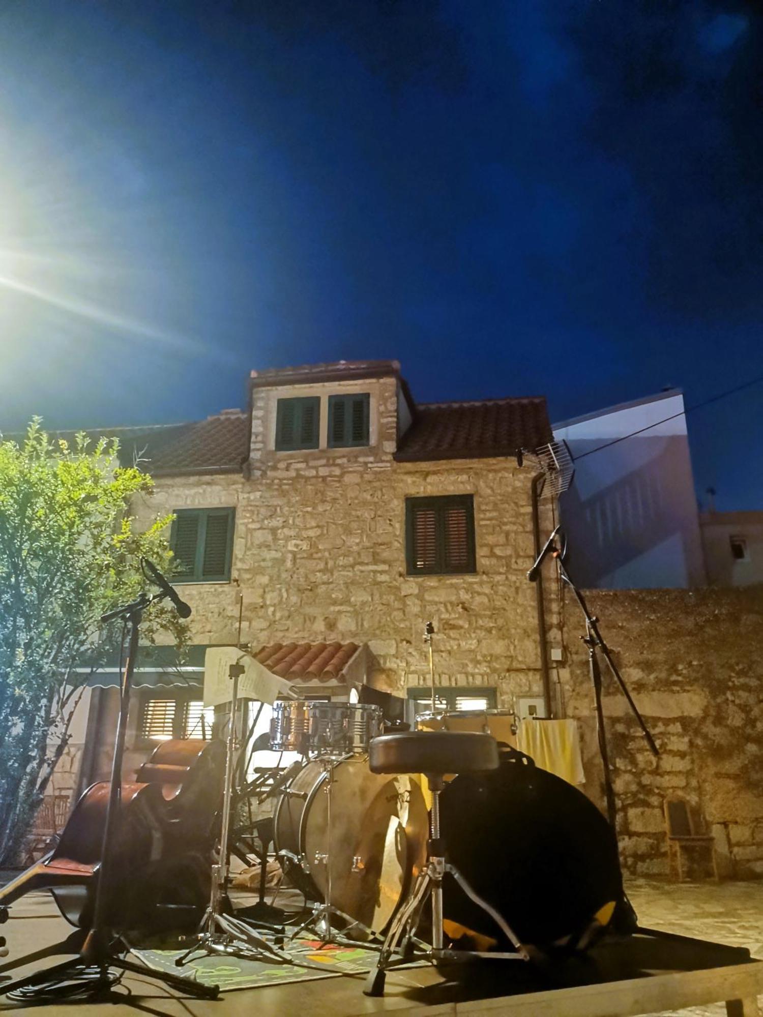 Charming Traditional Townhouse - Holiday Home Kata Jezera Esterno foto