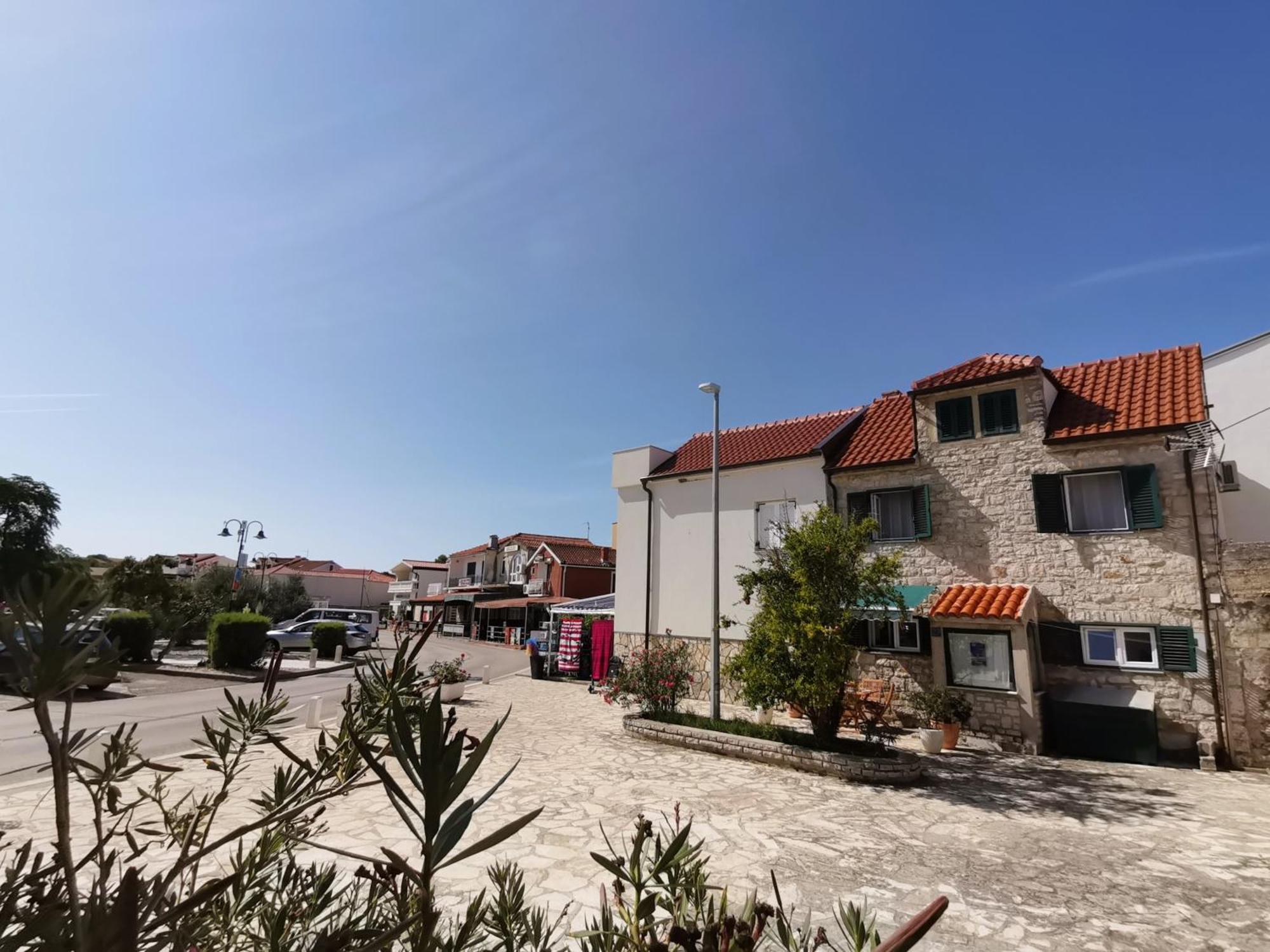 Charming Traditional Townhouse - Holiday Home Kata Jezera Esterno foto