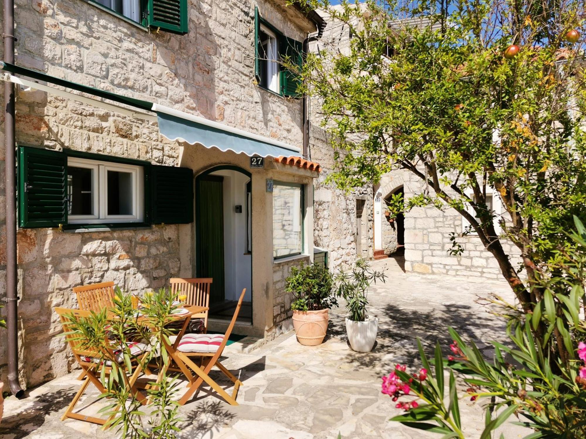Charming Traditional Townhouse - Holiday Home Kata Jezera Esterno foto