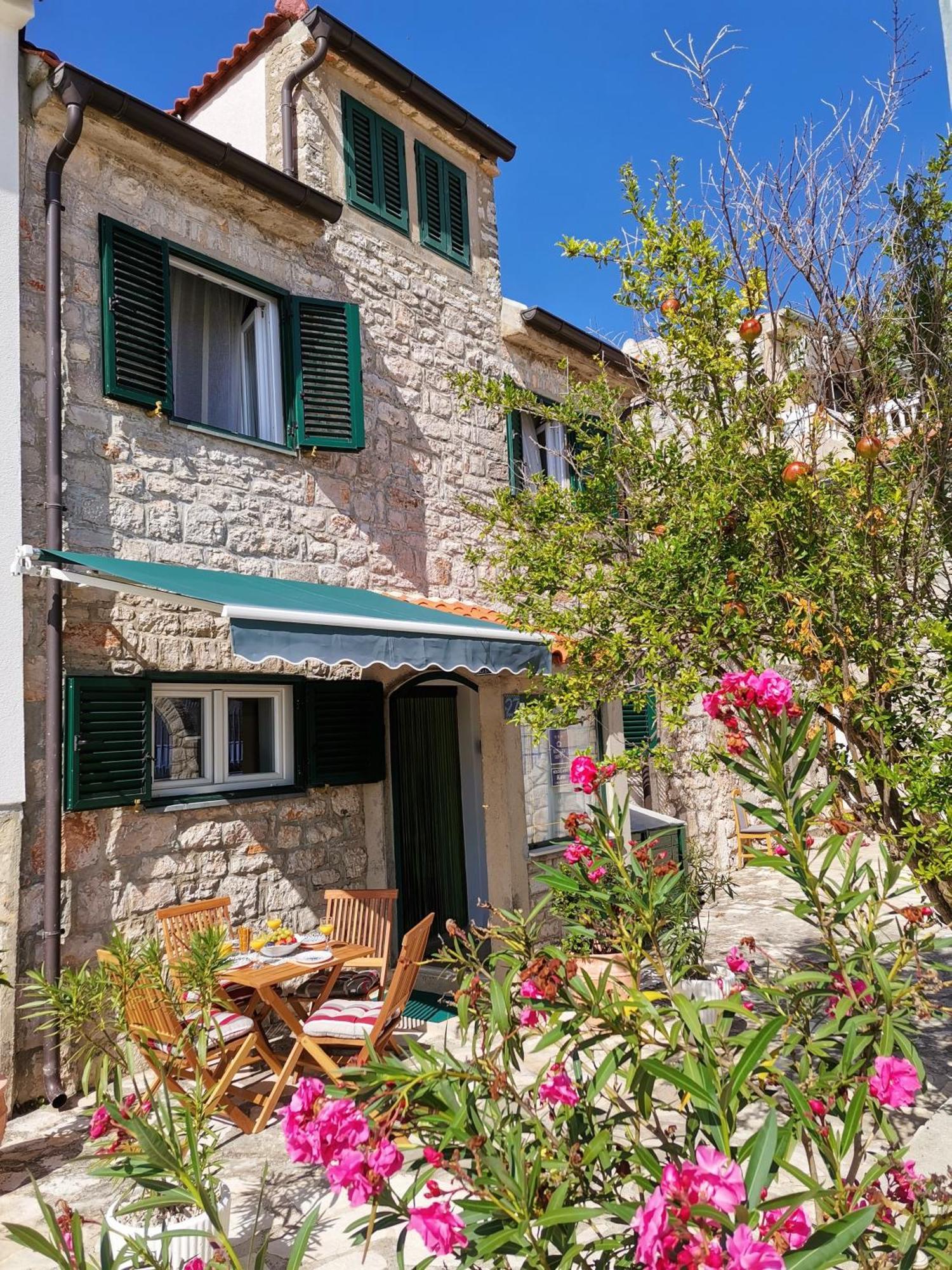 Charming Traditional Townhouse - Holiday Home Kata Jezera Esterno foto