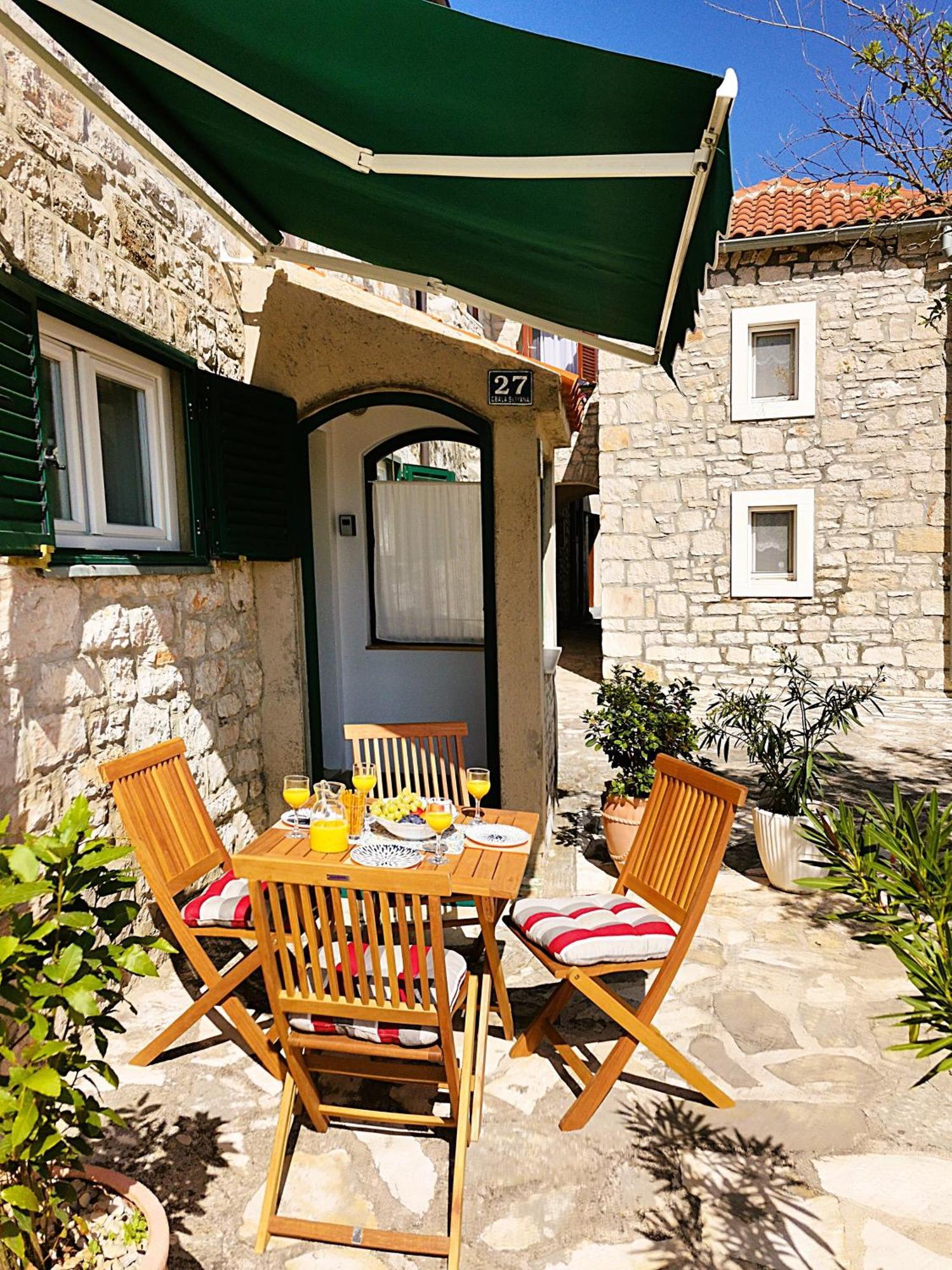 Charming Traditional Townhouse - Holiday Home Kata Jezera Esterno foto